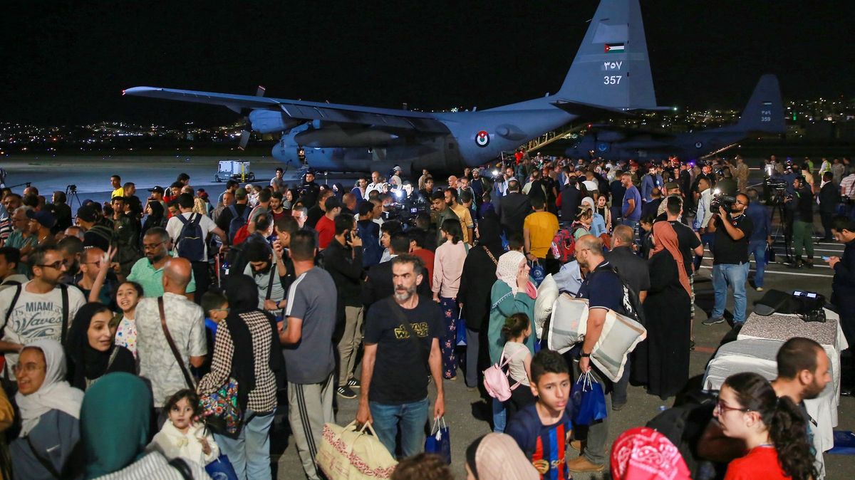 Fotky: Chytit další letadlo do bezpečí. Tak vypadají evakuační lety ze Súdánu